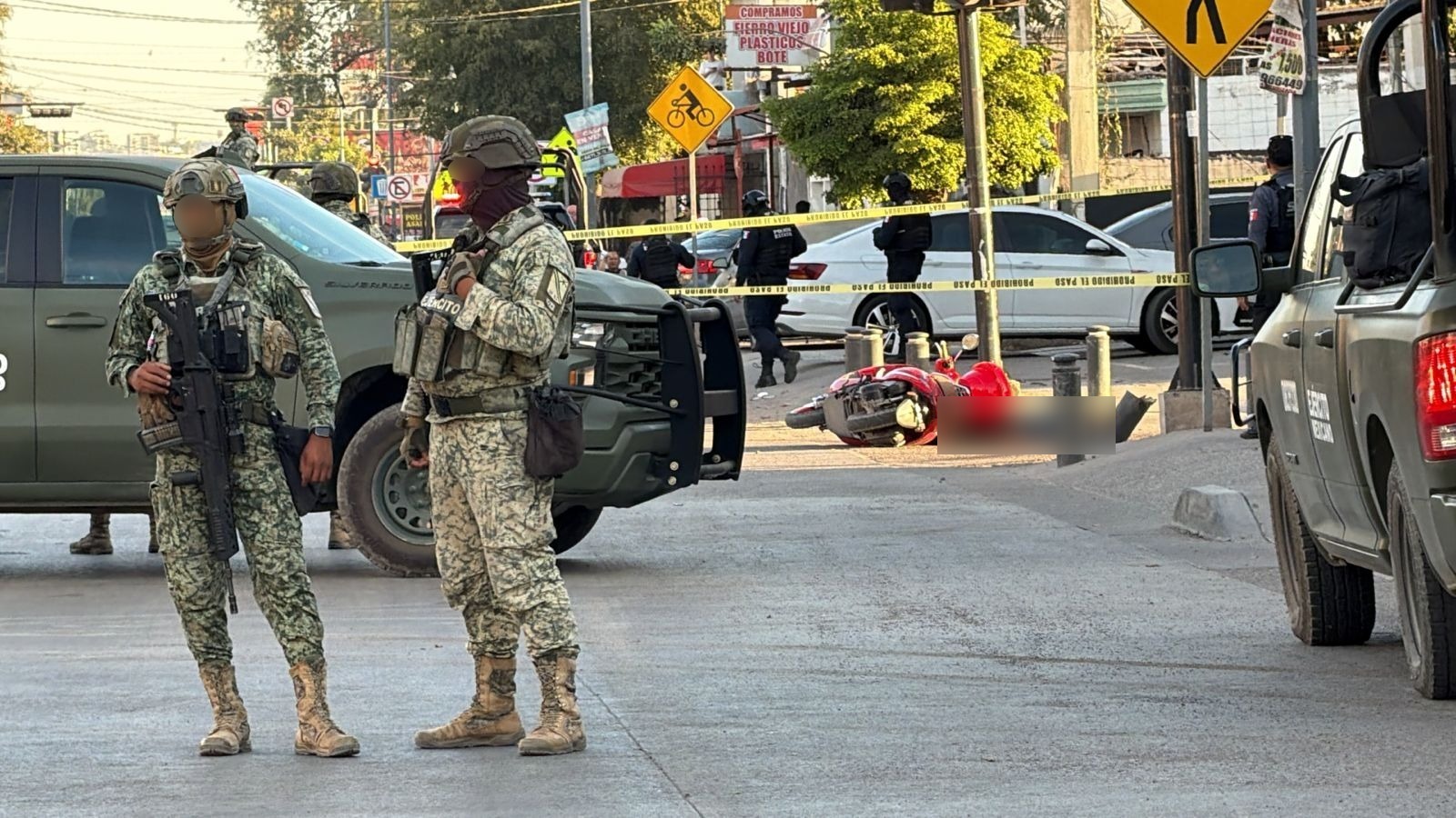 Elementos del Ejército Mexicano y al fondo la zona acordonada con la víctima