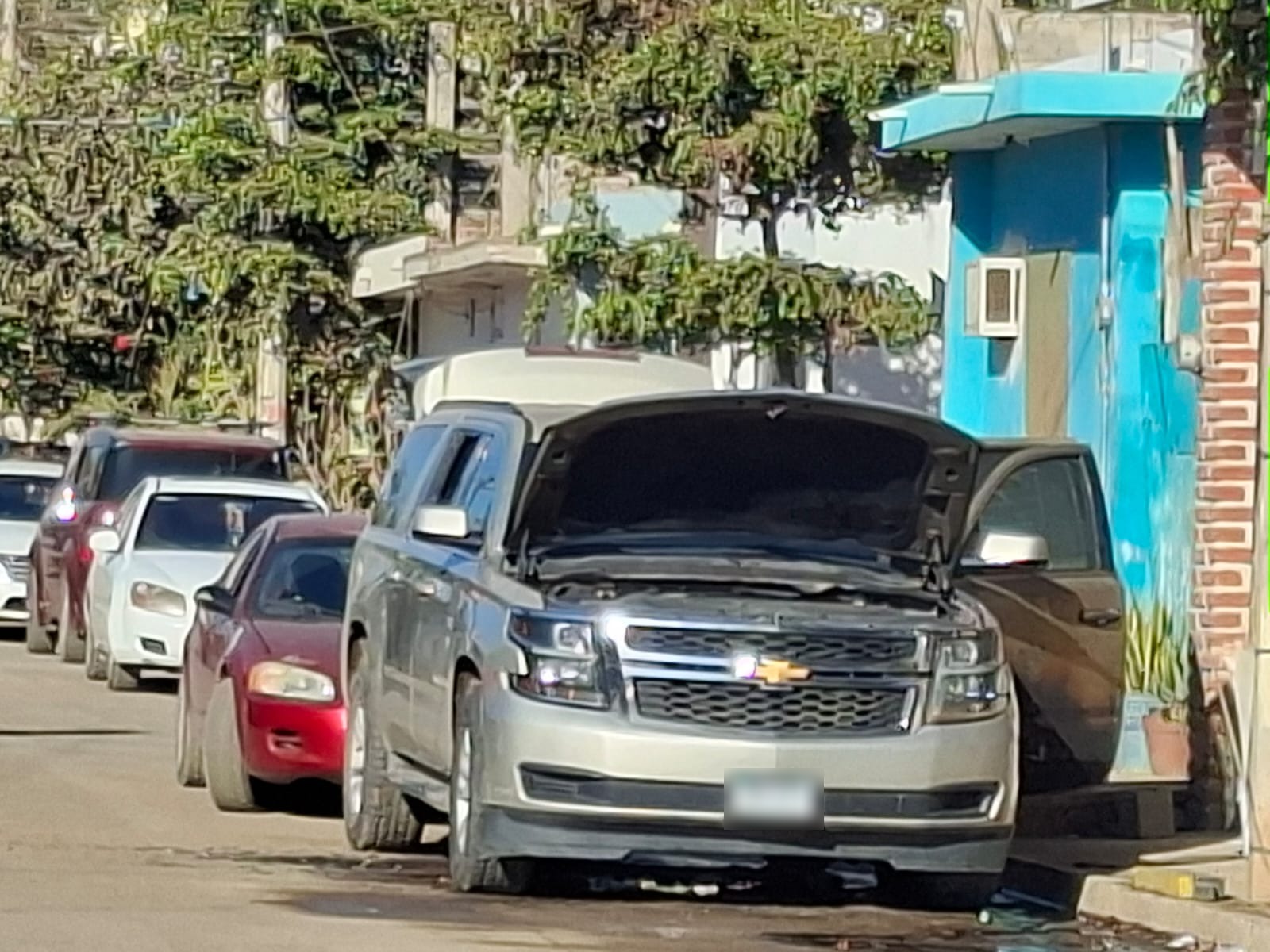 Camioneta Suburban que fue incendiada por un artefacto arrojado.