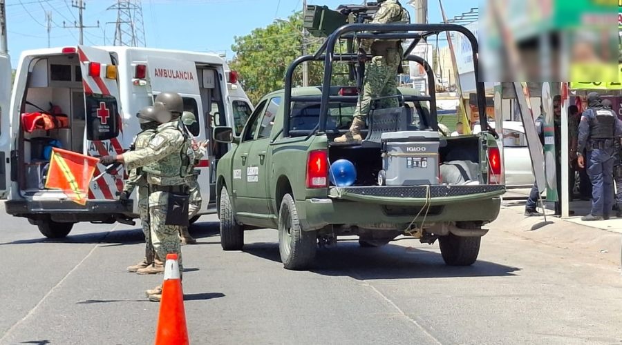 Unidades y elementos militares y de la Cruz Roja en una calle