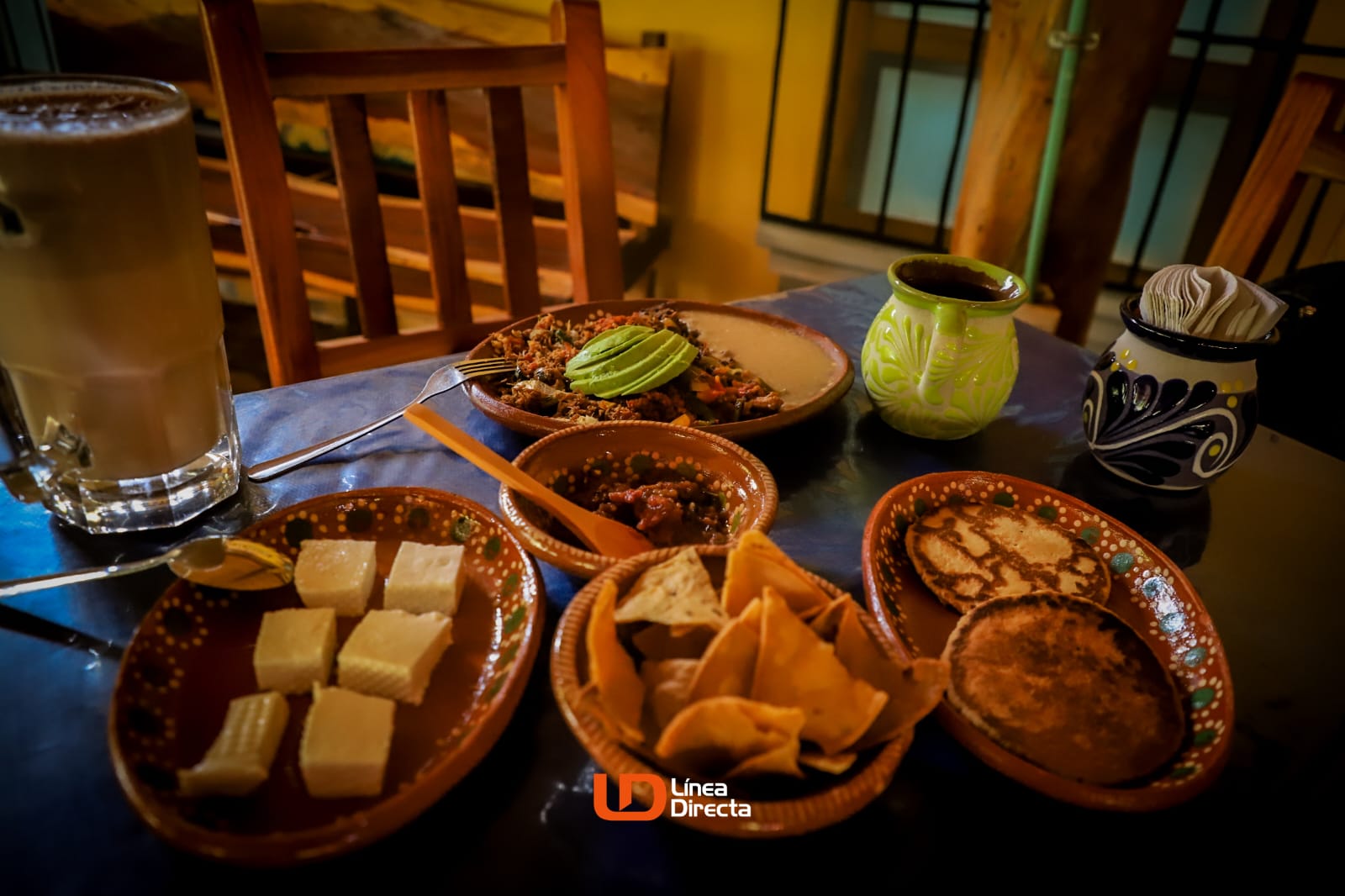 Comida en platos y una taza de café sobre una mesa en un restaurante
