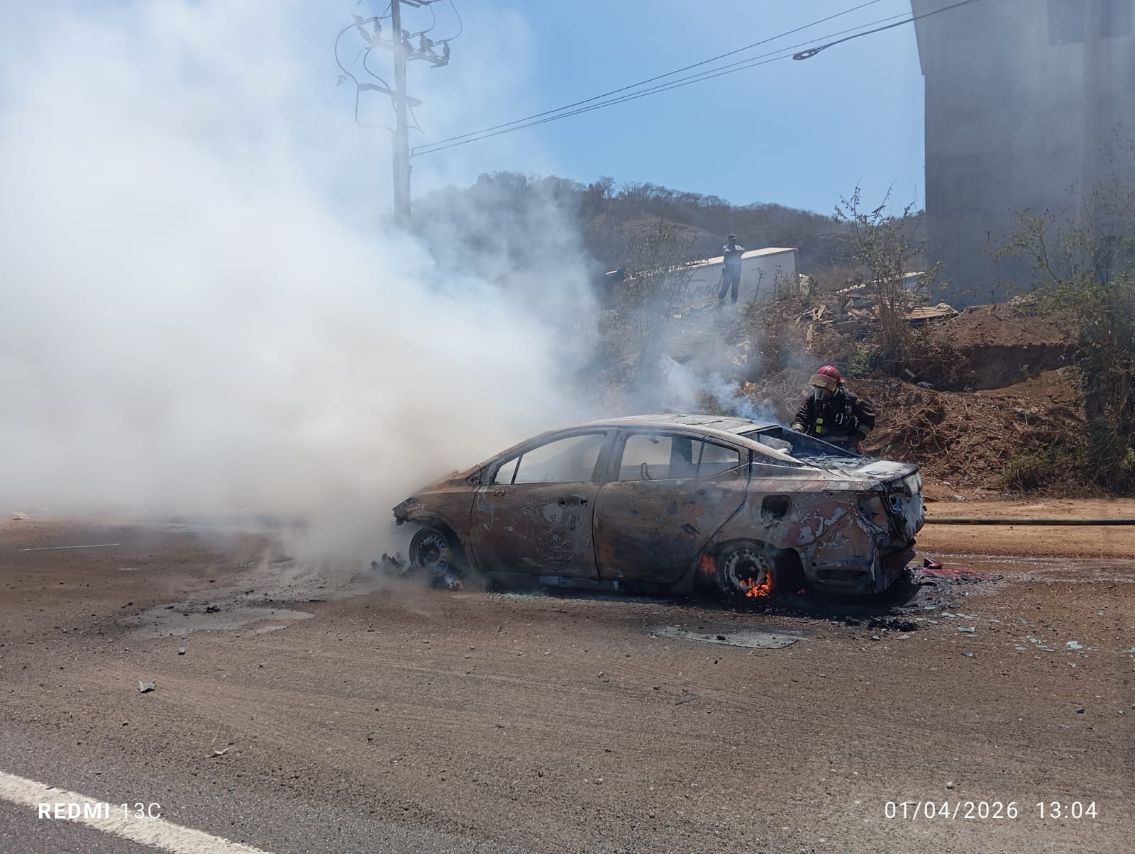 Auto incendiado en Mazatlán