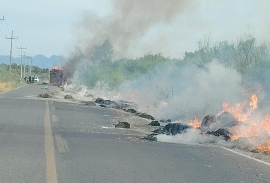 incendio a lado de una carretera