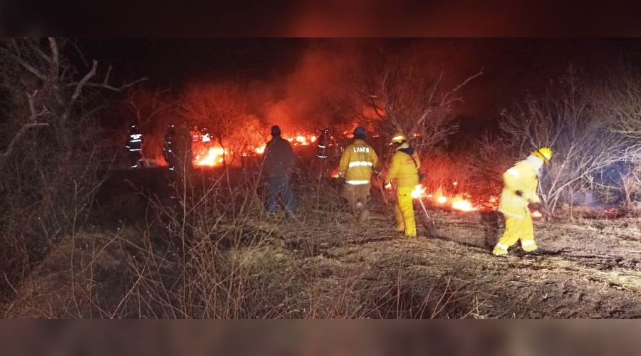 Elementos de bomberos en una zona de maleza incendiandose