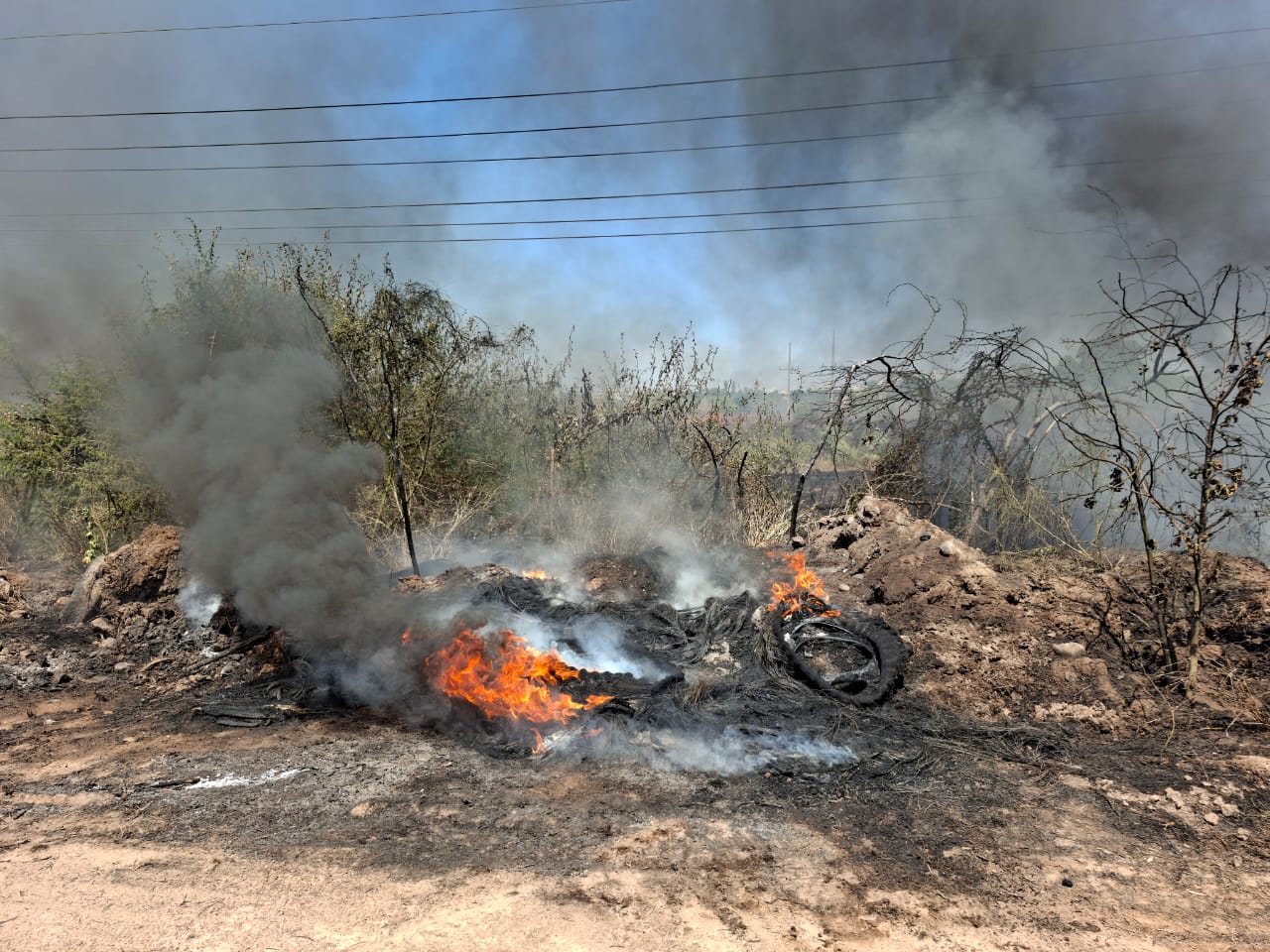 Fuego y humo tras incendio en depósito de neumáticos en Guasave