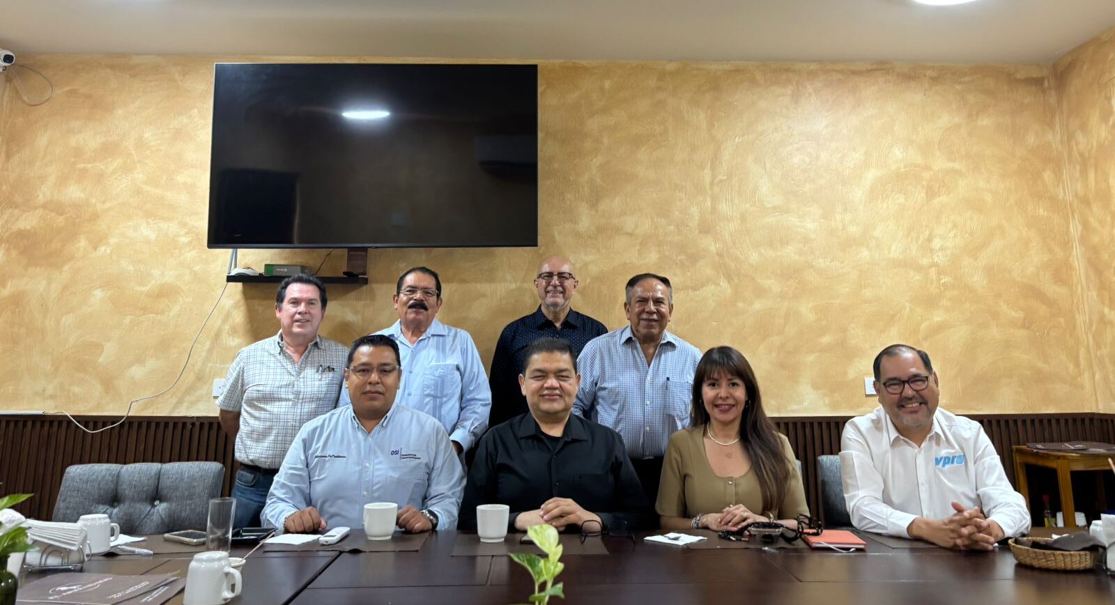 Reunión de la Adecem con personas y directivos