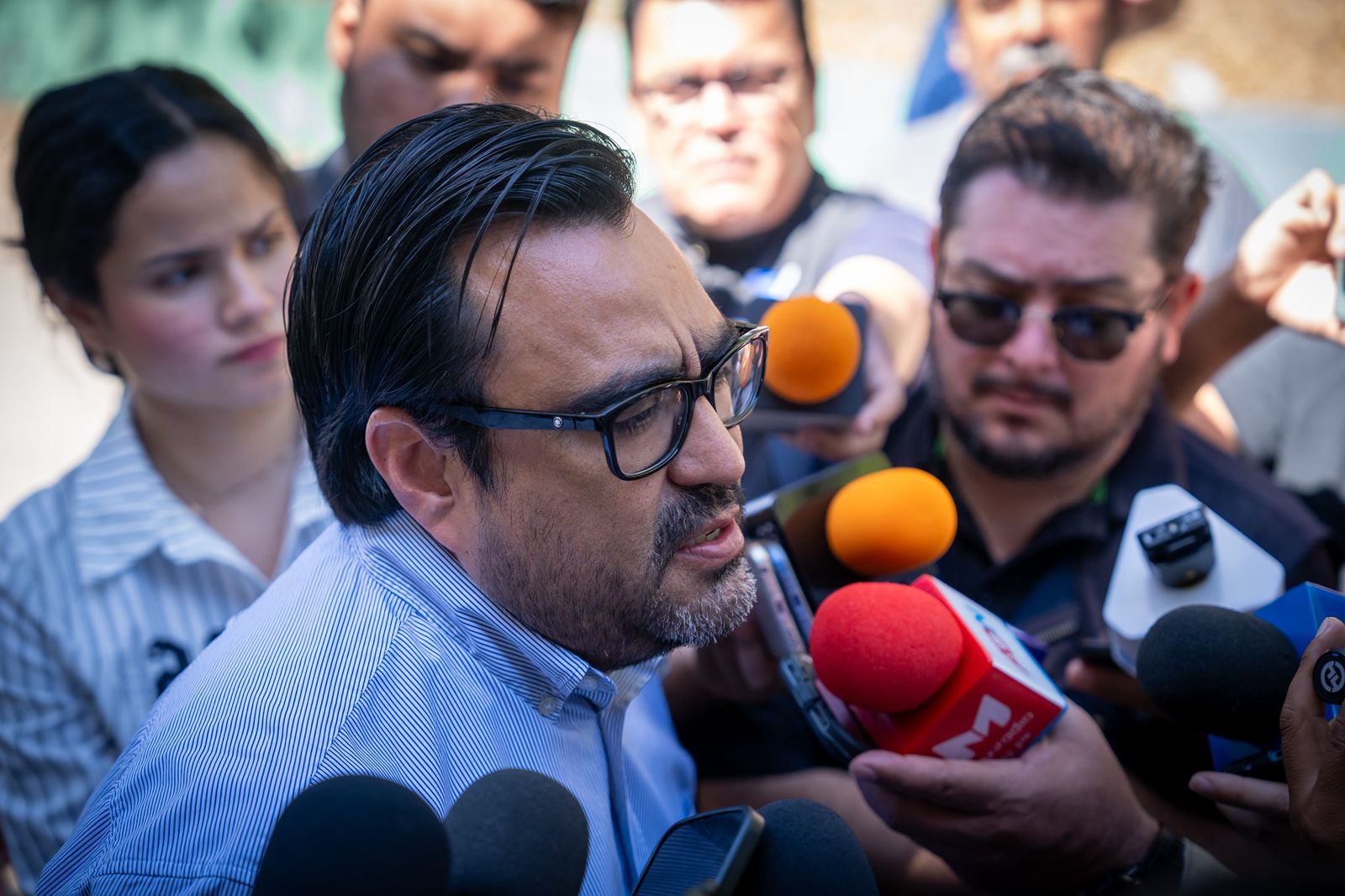 Juan de Dios Gámez Mendívil con medios de prensa