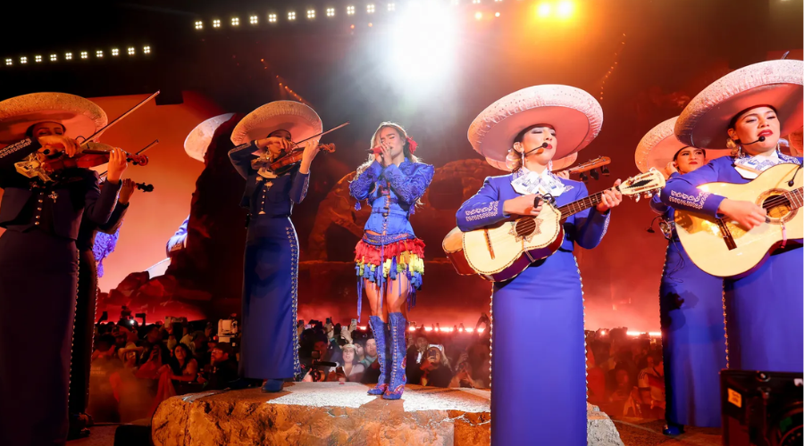Karol G junto con el mariachi de mujeres en Coachella 2026.