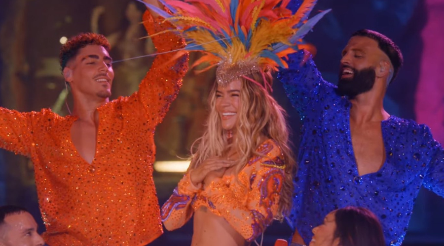 Karol G en Coachella con bailarines