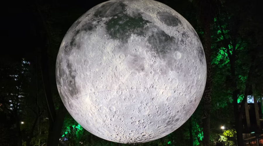 Luna gigante en Paseo de la Reforma, CDMX.
