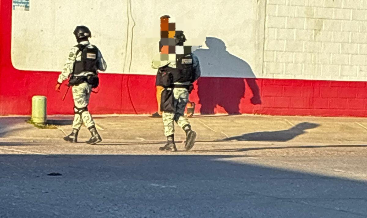 Elementos militares en una calle