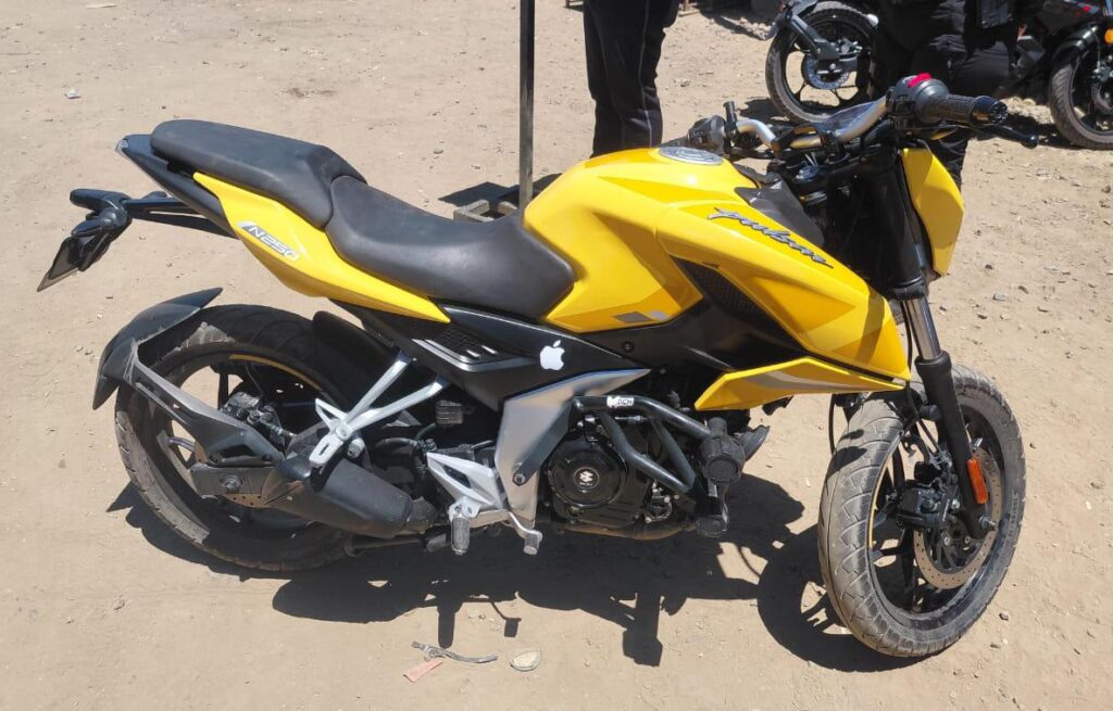 Motocicleta de color amarillo en una calle