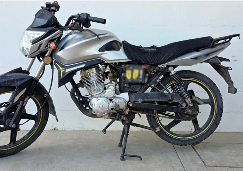Motocicleta de color gris