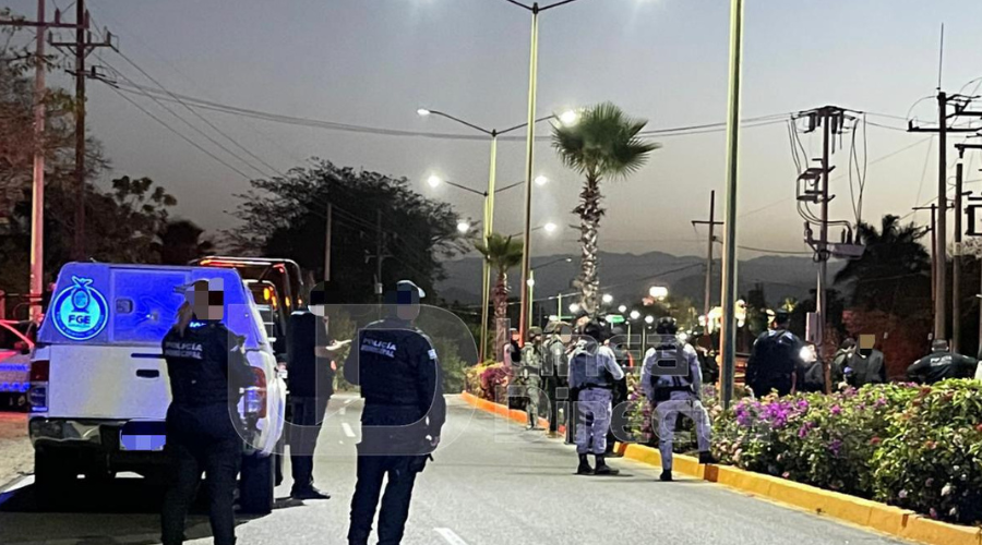 Policías e investigadores de la FGE resguardan la zona del crimen