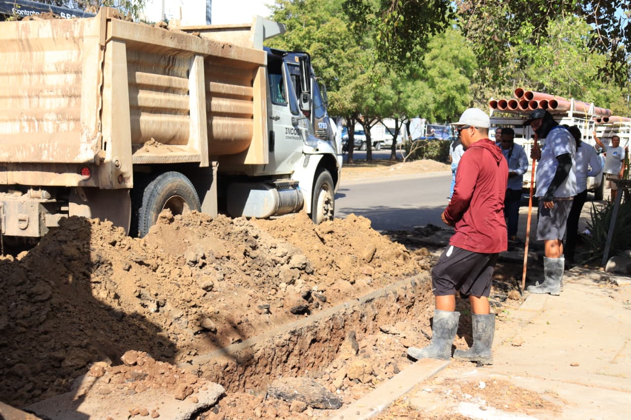 Trabajos de obras de drenaje en una calle