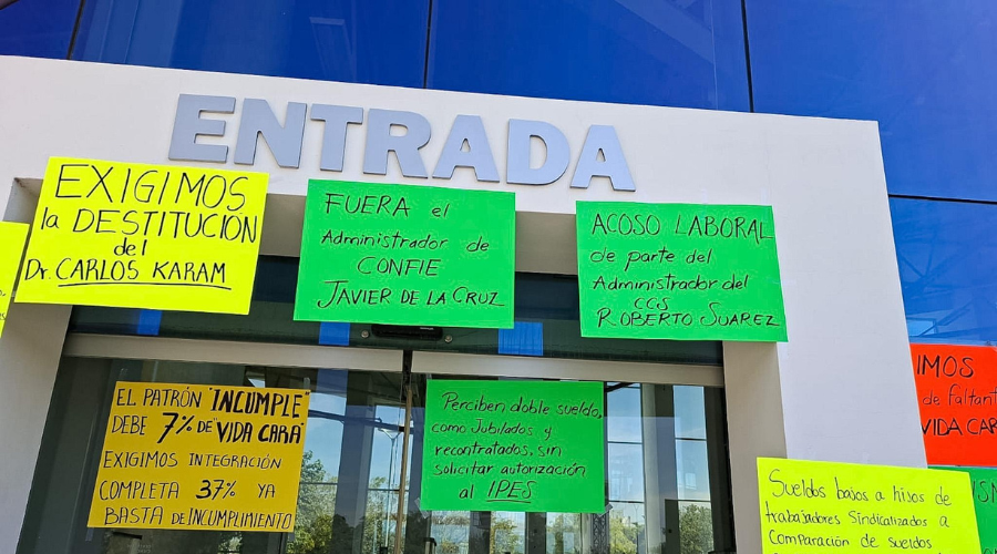 Manifestación de empleados del Centro de Ciencias de Sinaloa