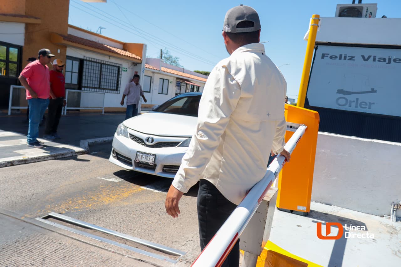 Personas y vehículo en una caseta de peaje