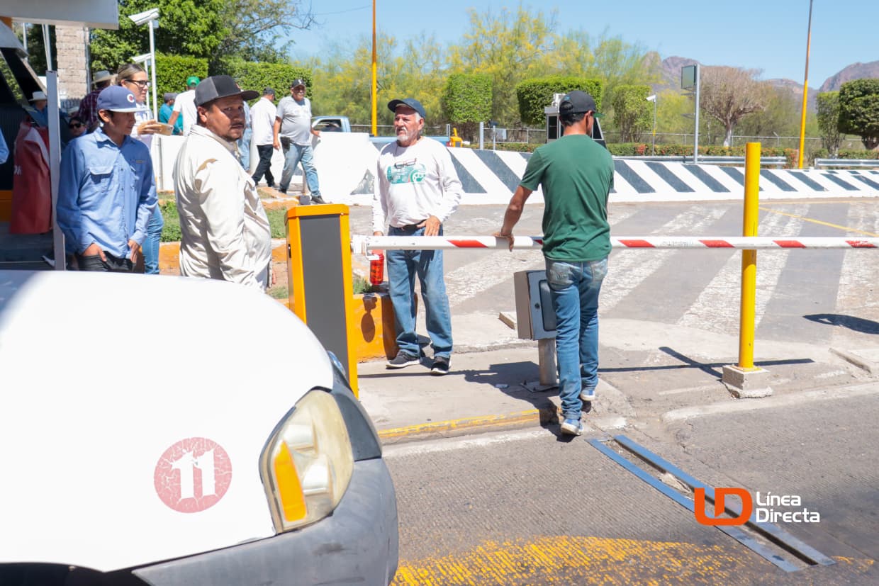 personas en una caseta de peaje