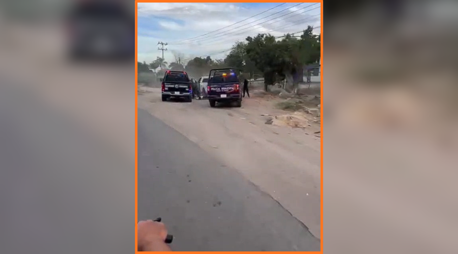 Captura de pantalla de unidades policiacas a lado de una carretera tras una persecución
