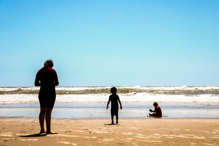 tres personas en una playa