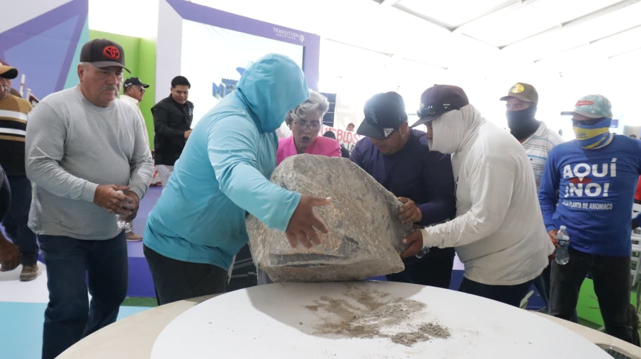 colectivo AquiNO retira piedra de mesa