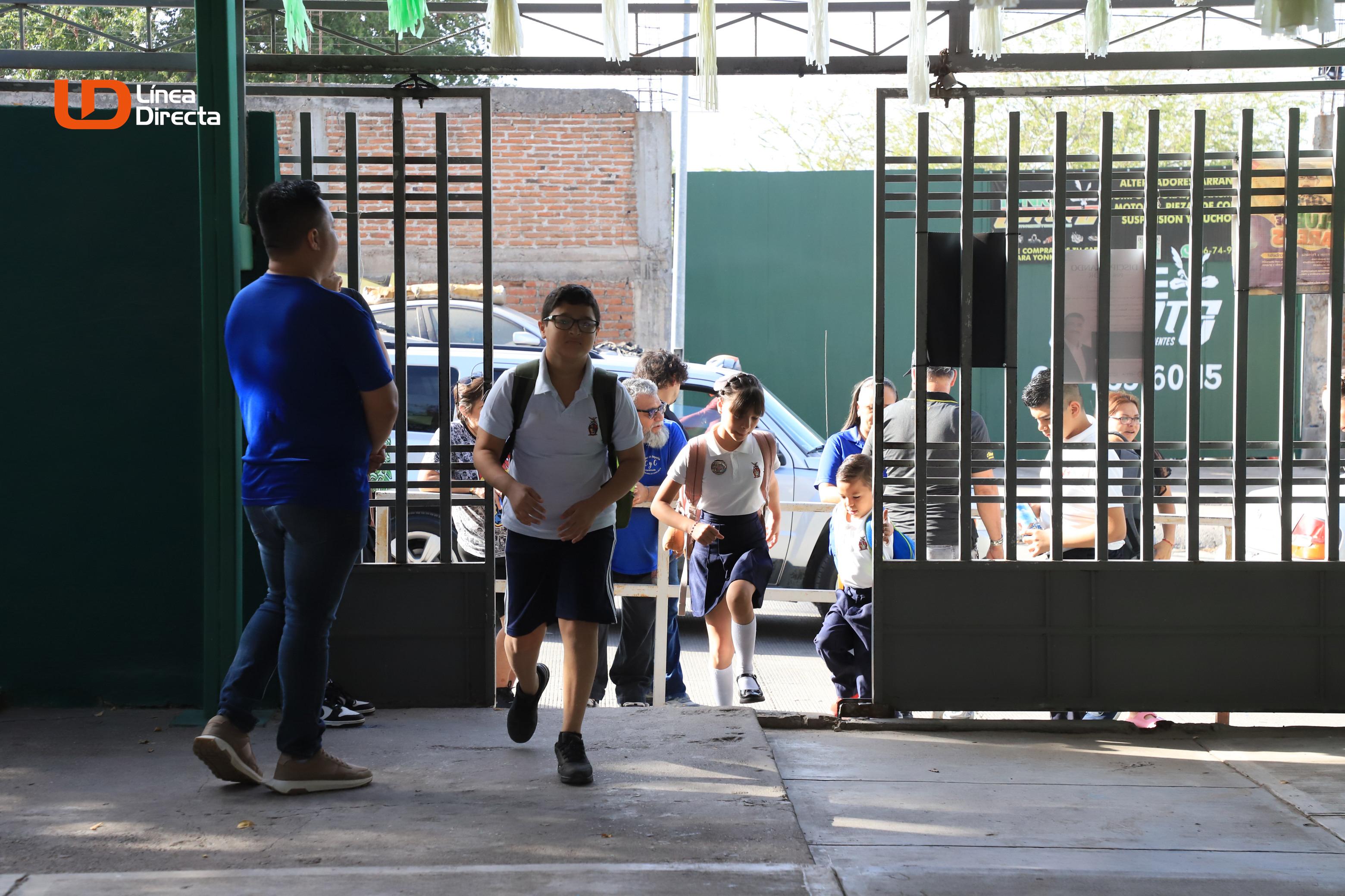 Niños con uniforme entrando a una escuela