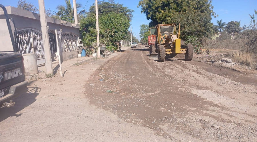 Reparan caminos en comunidades de Juan José Ríos