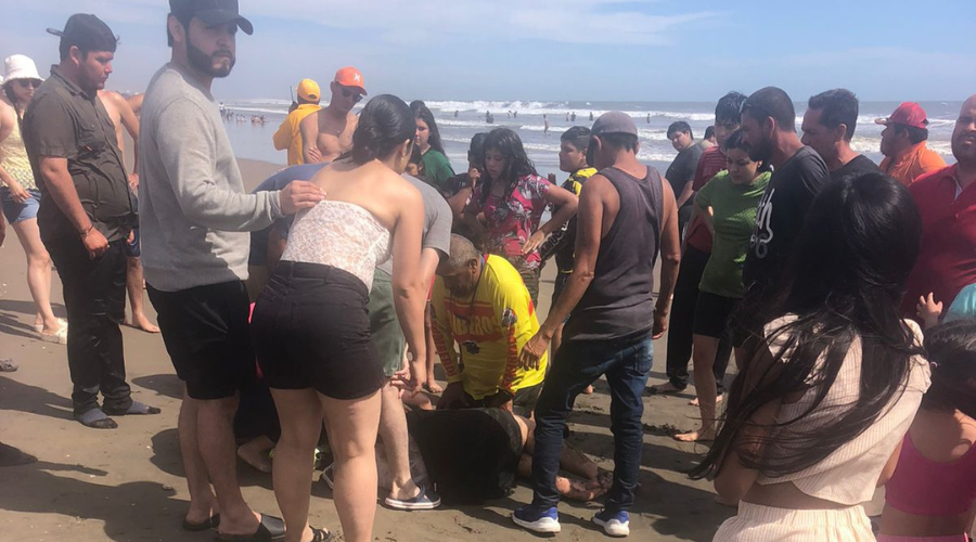 Cuerpo de rescate sacan del agua a menor