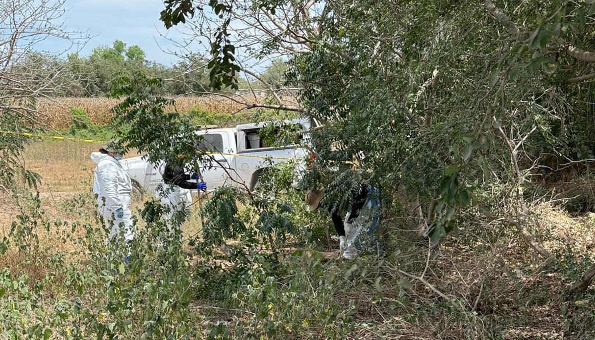 Personas con equipo táctico entre un camino de terracería