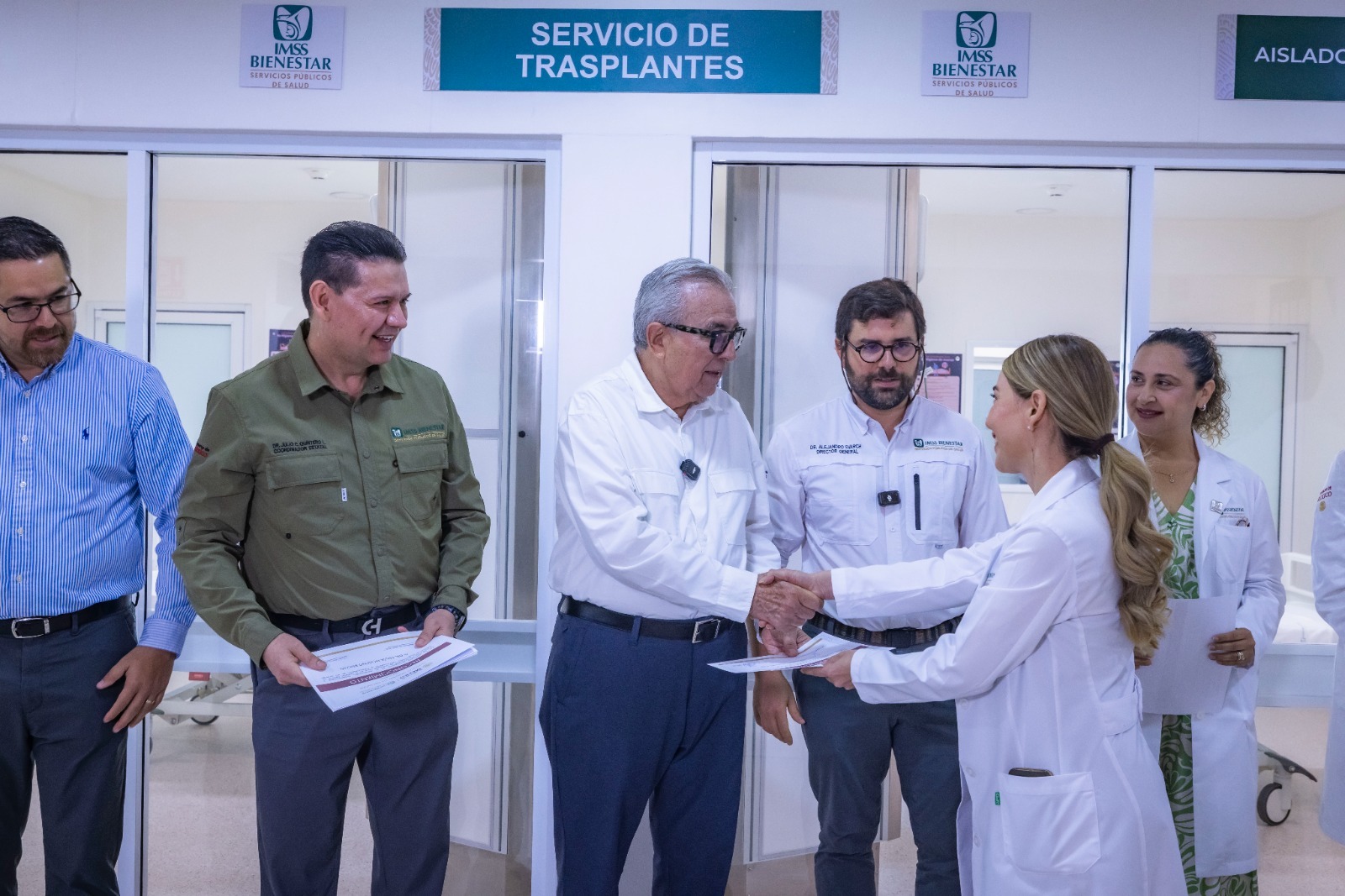 Rubén Rocha Moya entrega reconocimientos a doctores y enfermeros por trasplantes renales