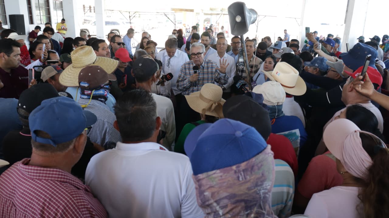 Rubén Rocha Moya junto con integrantes de AquiNO