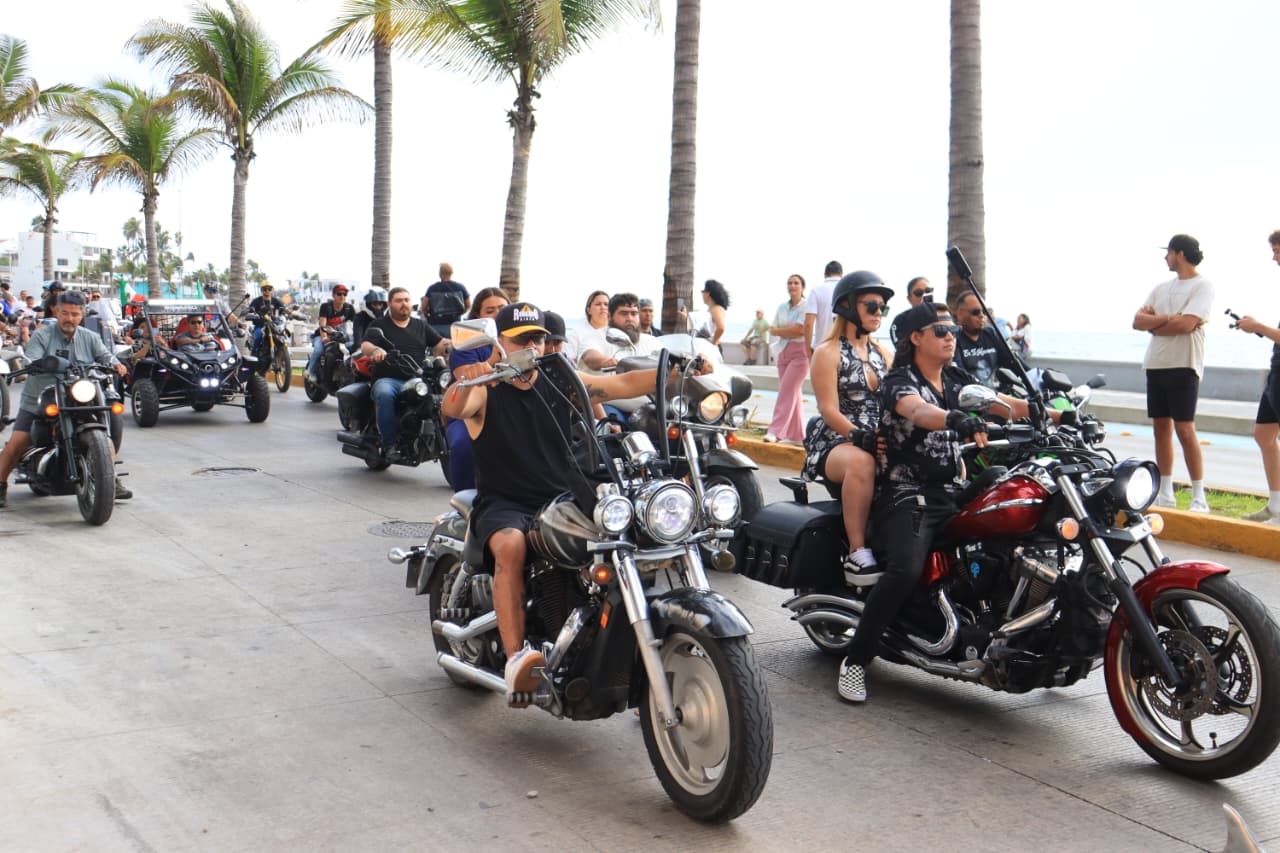Motociclistas en el malecón de Mazatlán