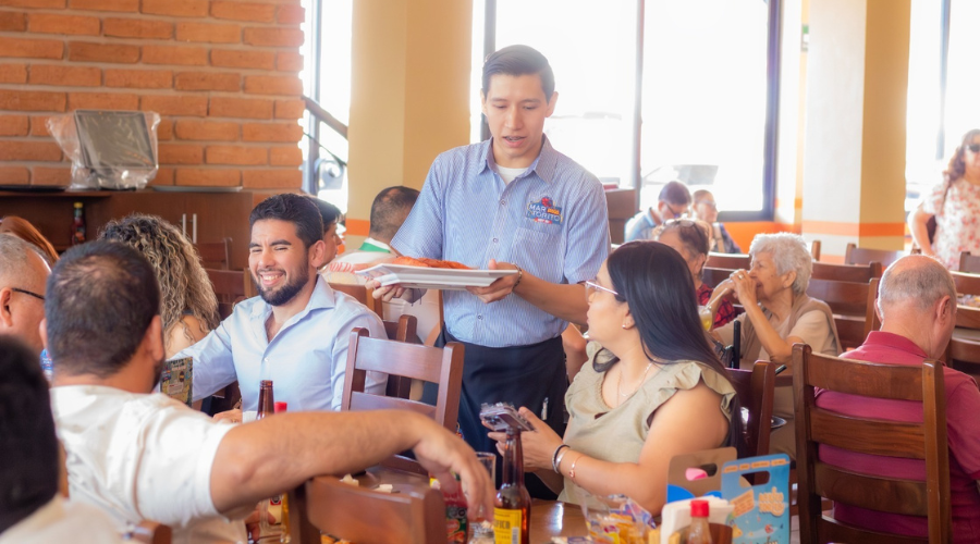 Alta afluencia de personas en restaurantes debido al periodo vacacional