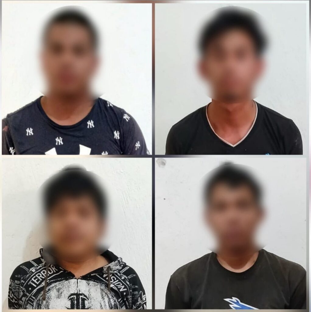 Cuatro personas con el rostro cubierto luego de ser detenidas