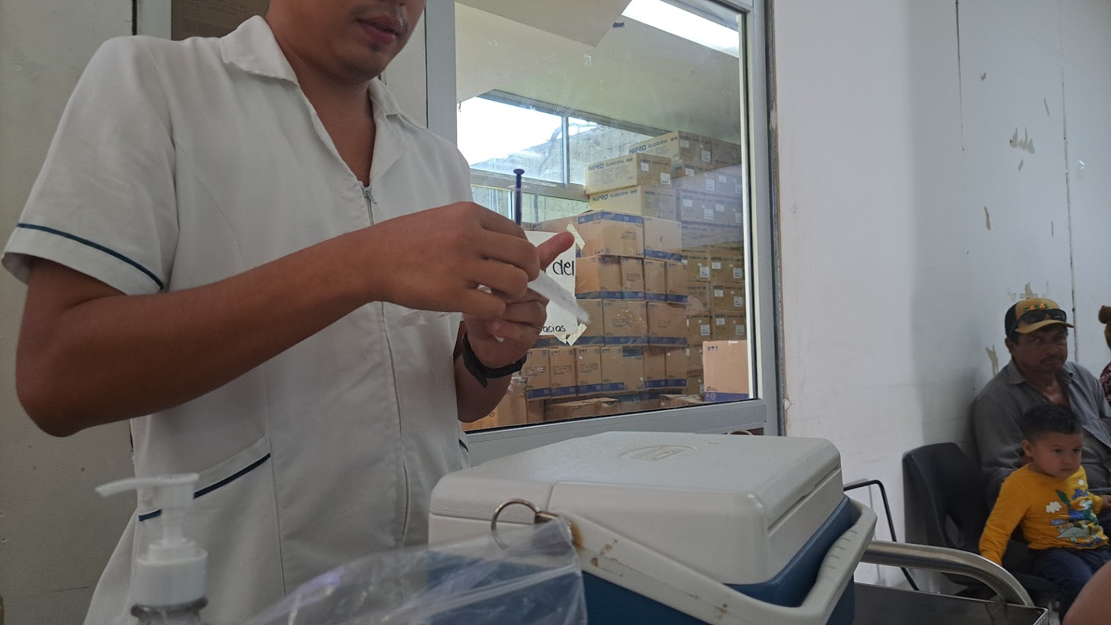 Persona (enfermera) haciendo un suero