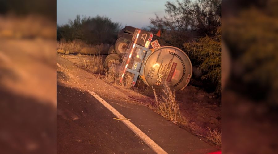 Tráiler volcado a un costado de una carretera