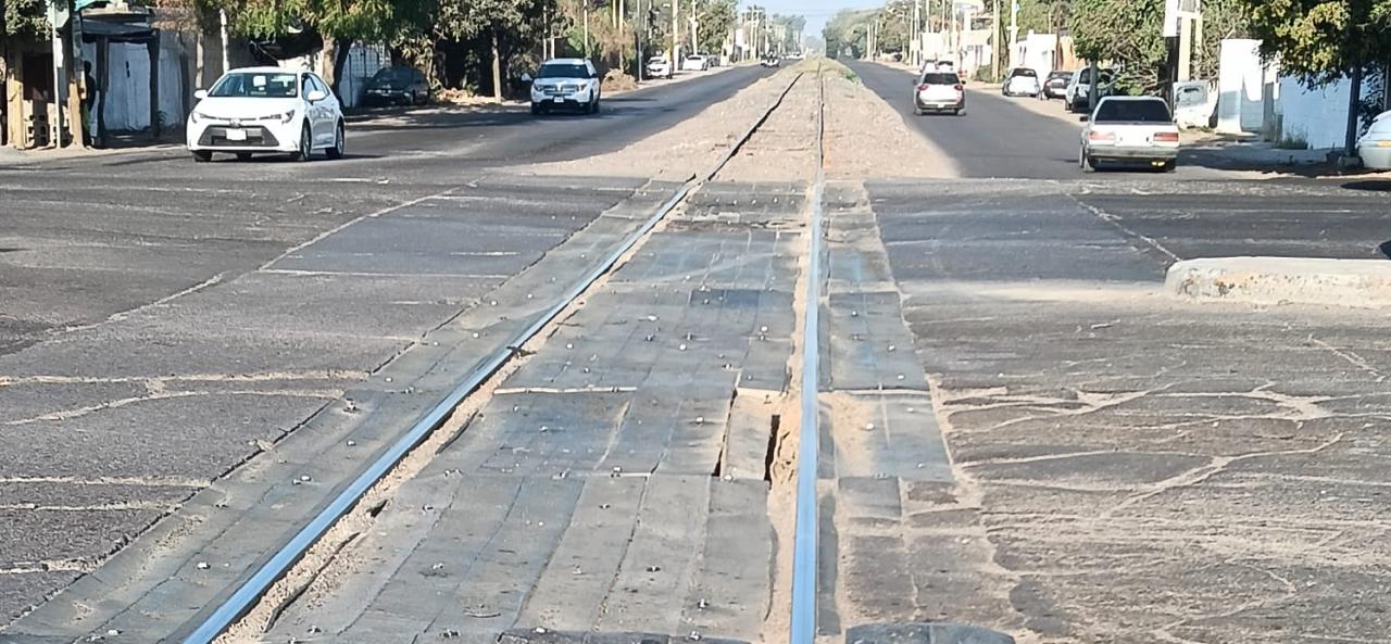 Vías de tren y al fondo se observan carros