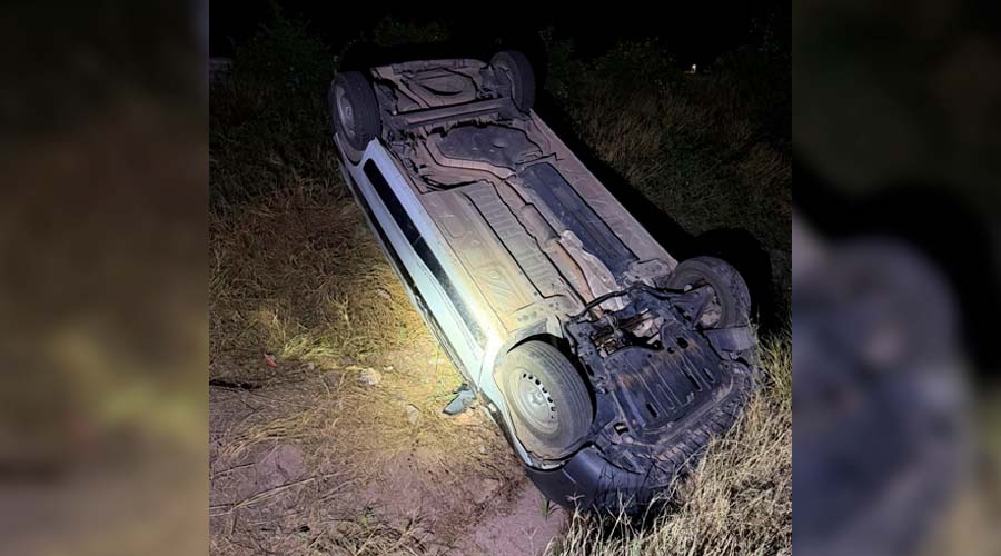 Un automóvil sufre volcadura