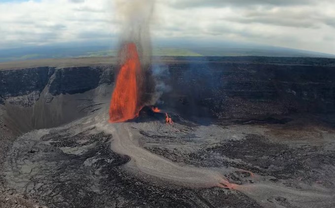 VIDEO: Volcán Kilauea erupciona en Hawái y expulsa más de 3 millones de metros cúbicos de lava