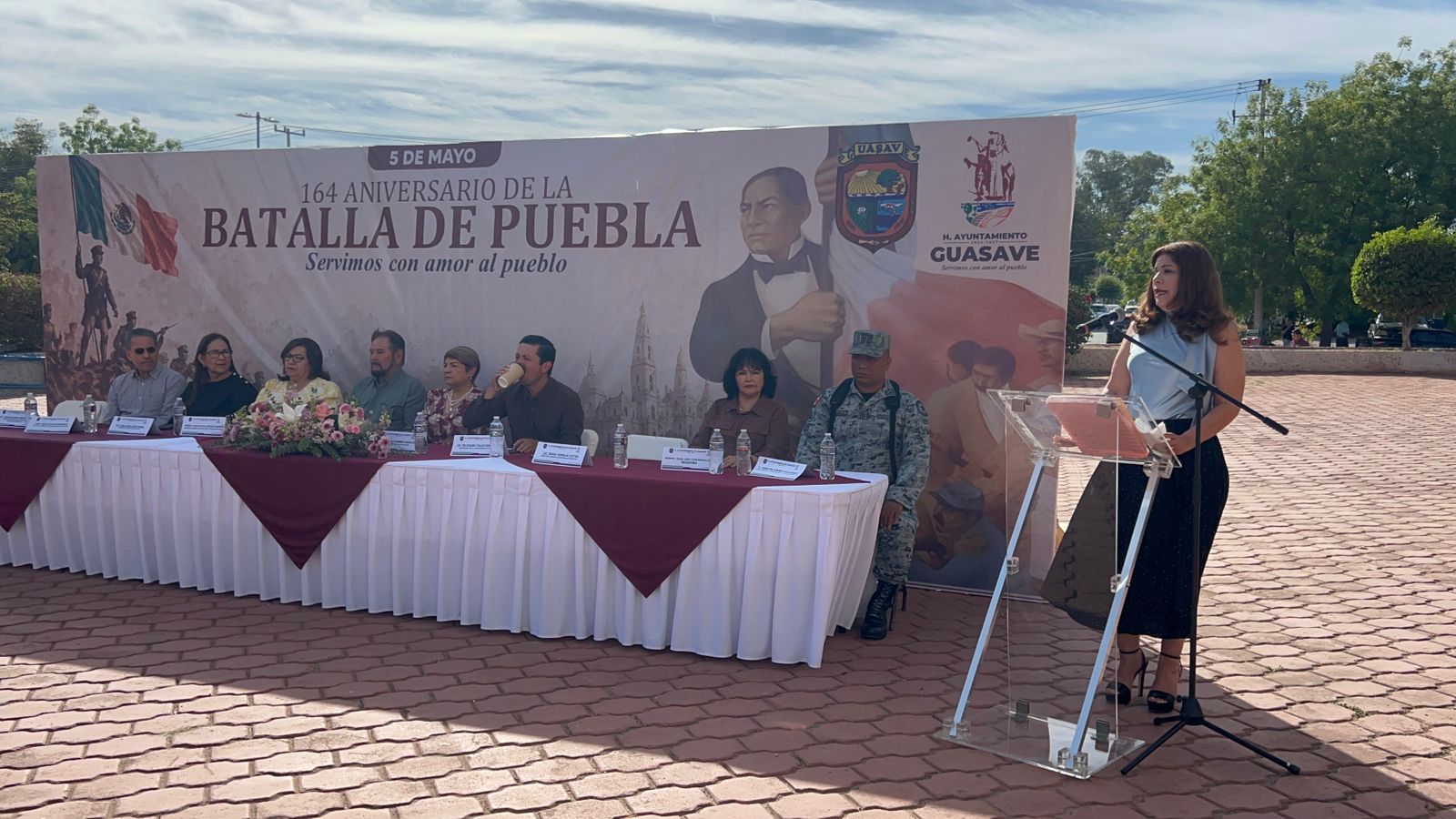 Personas en una ceremonia por el 164 aniversario de la Batalla de Puebla