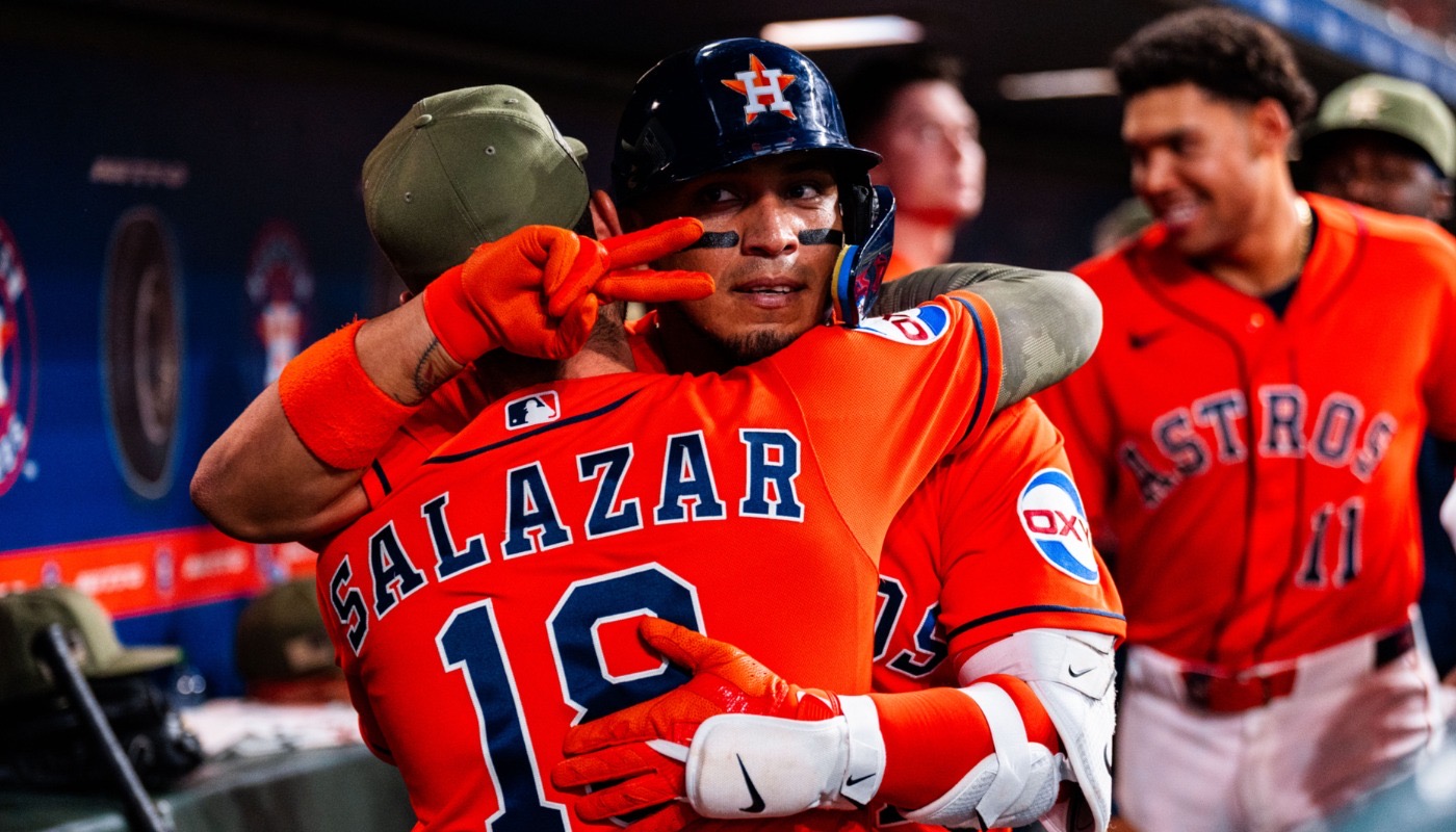 Isaac Paredes abrazando a Salazar