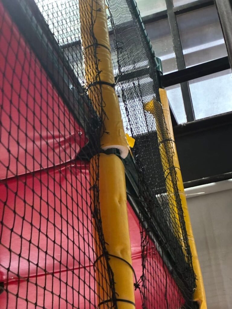 Zona de juegos con una red negra 