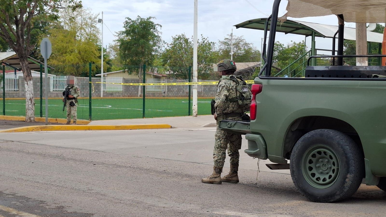 Camioneta del ejército mexicano junto a una camioneta
