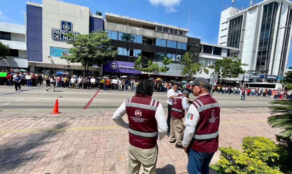 Personas de protección civil en coordinación simulacro