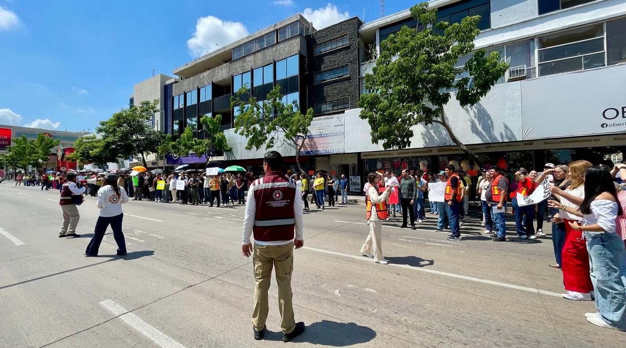 Personas en la Obregón en simulacro