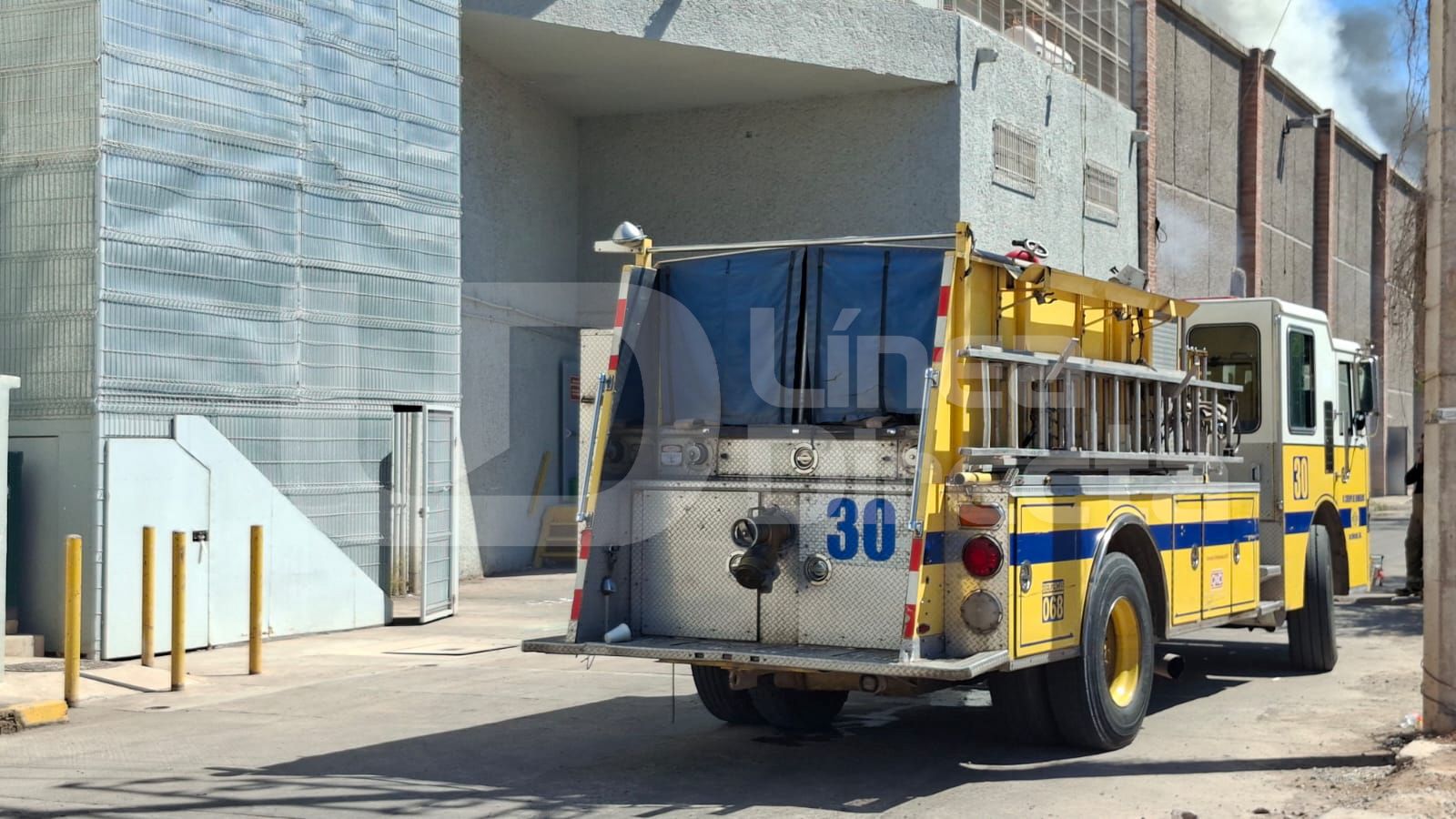 Camión de bomberos estacionado