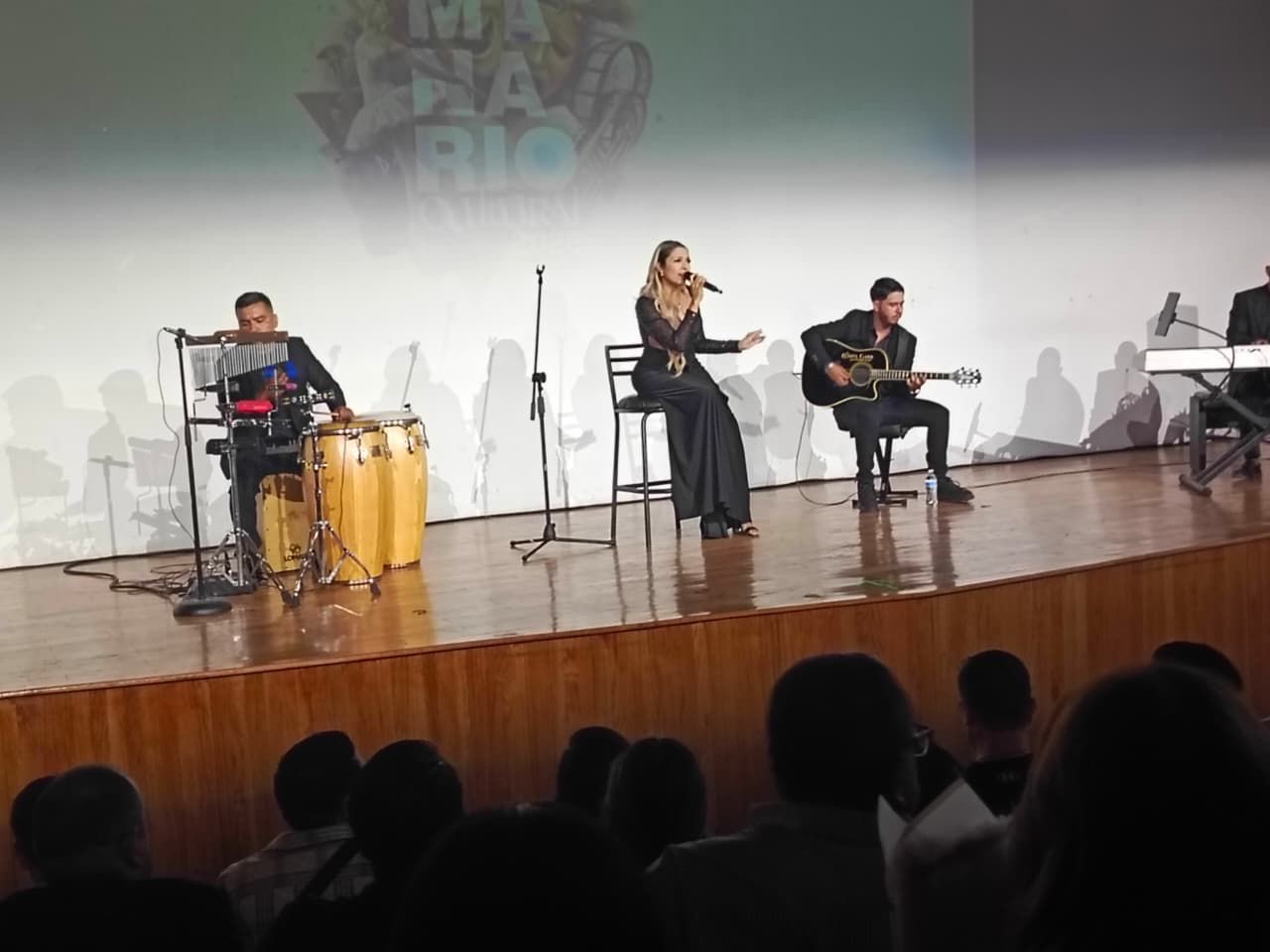 Angie Slim cantando en el escenario