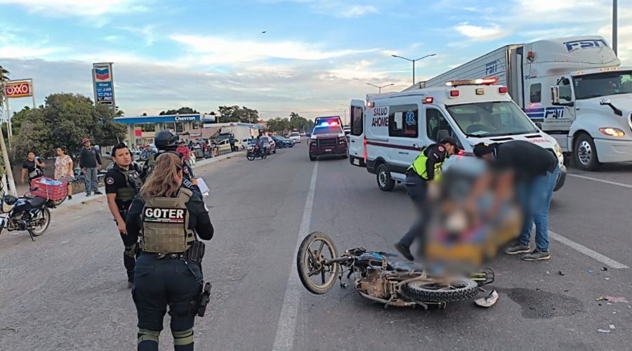 Motocicleta en la calle junto a una ambulancia de Salud Ahome