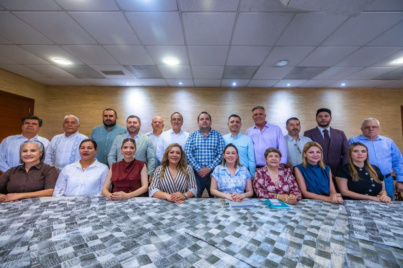 Yeraldine Bonilla con presidentes principales de todos los municipios de Sinaloa