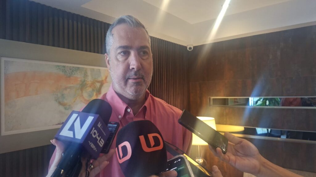 presidente de la Asociación de Agricultores del Río Fuerte Sur (Aarfs), Luis Xavier Zazueta Ibarra con micrófonos de la prensa