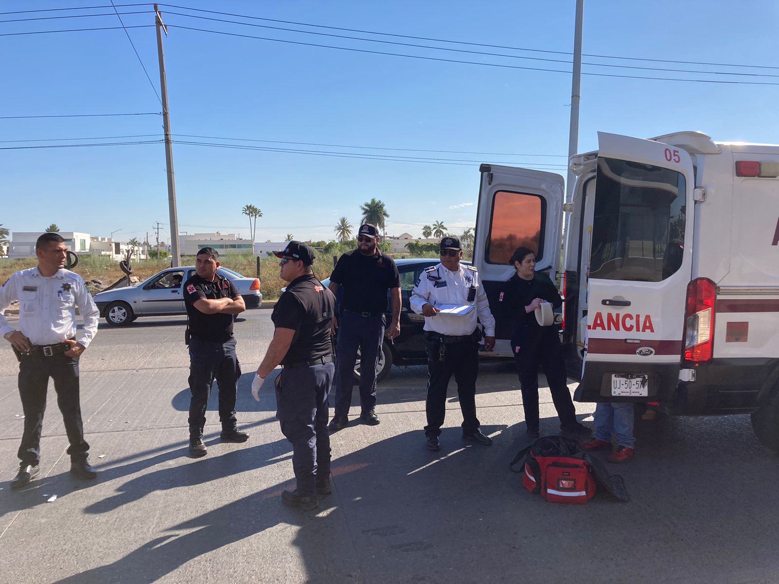 Autoridades de seguridad y apoyo medico en la mitad de vialidad